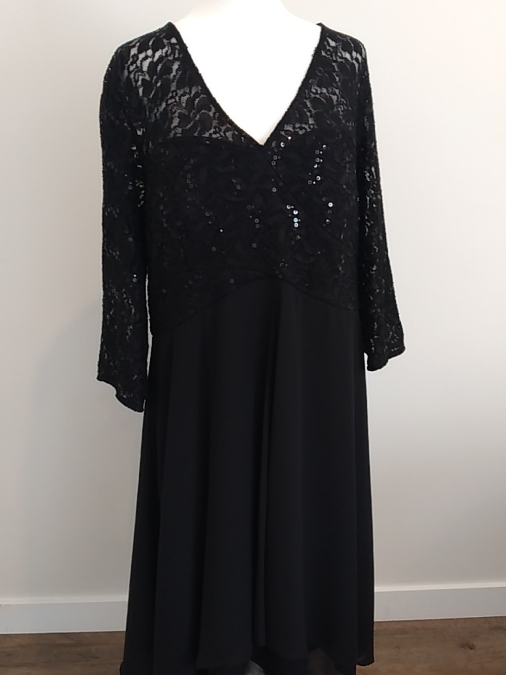 R&M Richards Black Stretch Lace, Sequin V-Neck Evening, Party Dress Size 18 Cute